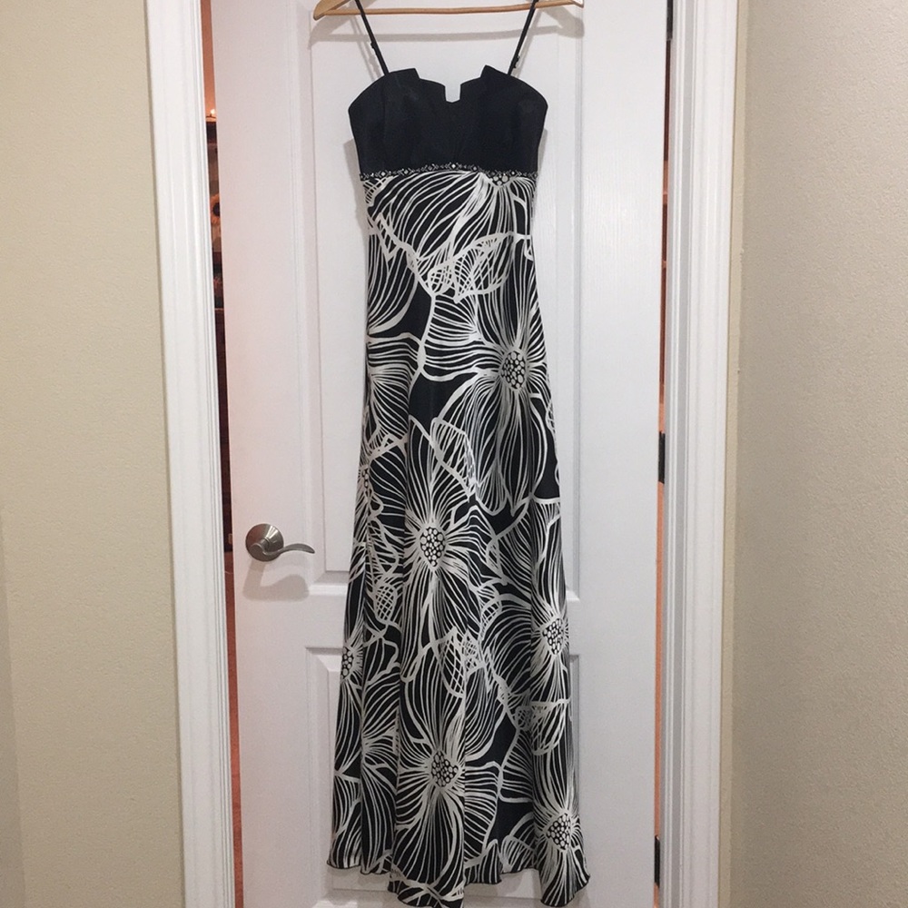 Black and White Floor Length Prom Dress Size 7/8